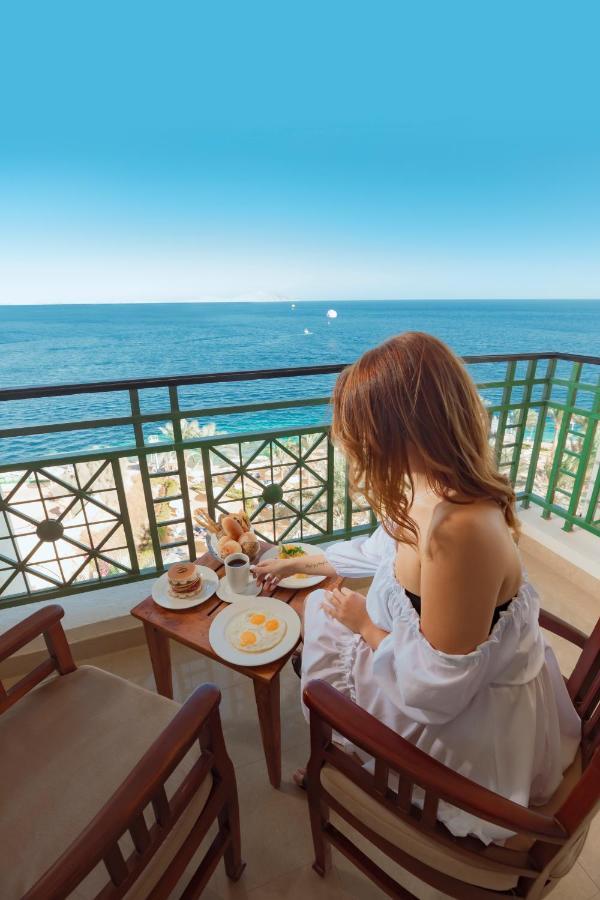 Stella Di Mare Beach Hotel & Spa Sharm el-Sheikh Luaran gambar A woman on a balcony