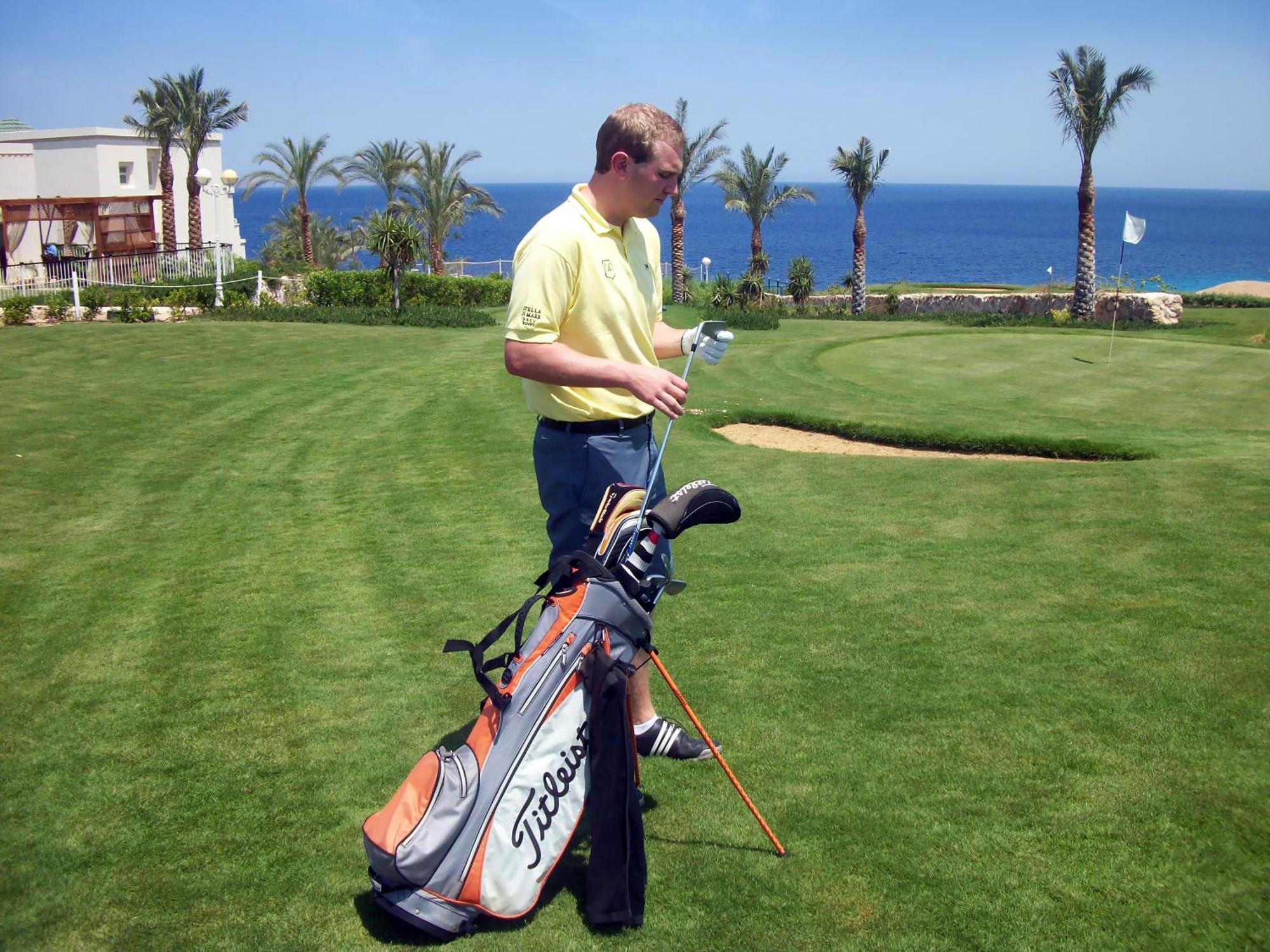 Stella Di Mare Beach Hotel & Spa Sharm el-Sheikh Luaran gambar Golf player with a golf bag