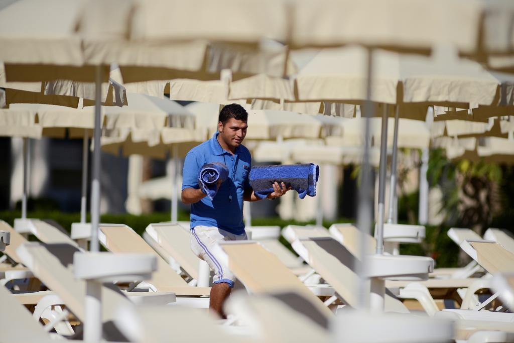 Stella Di Mare Beach Hotel & Spa Sharm el-Sheikh Luaran gambar A hotel staff member at work