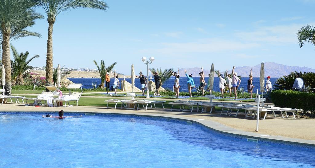 Stella Di Mare Beach Hotel & Spa Sharm el-Sheikh Luaran gambar A group of tourists exercising at a resort in Egypt