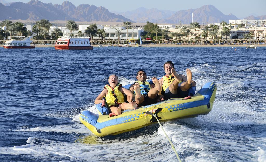 Stella Di Mare Beach Hotel & Spa Sharm el-Sheikh Luaran gambar A group of people on a towable float